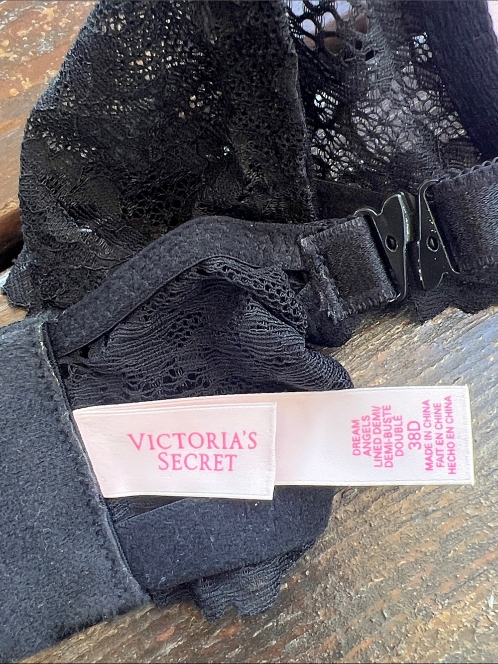 Victoria’s Secret Underwire Bras 38D - Picture 4 of 13